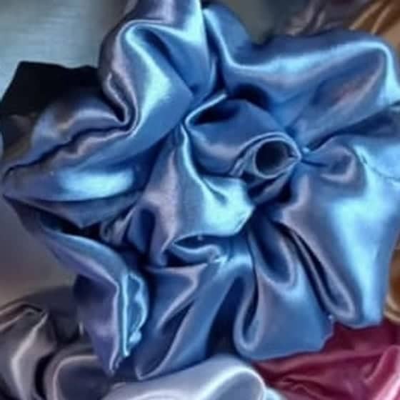 Scrunchie de satén color Azul