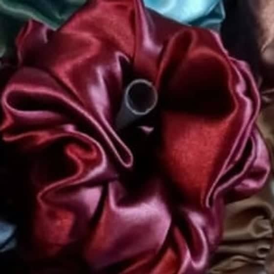 Scrunchie de satén color Bordó