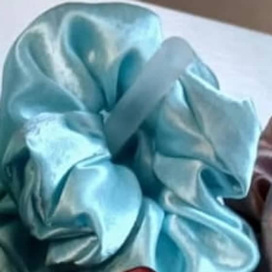 Scrunchie de satén color Celeste