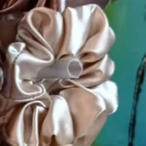 Scrunchie de satén color Champagne