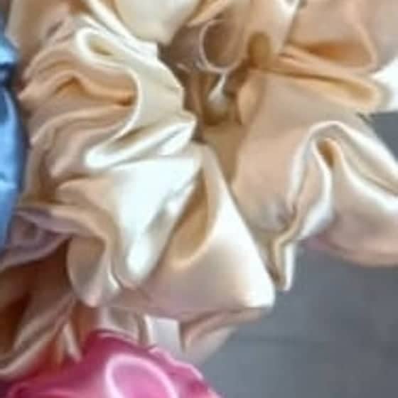 Scrunchie de satén color Crema