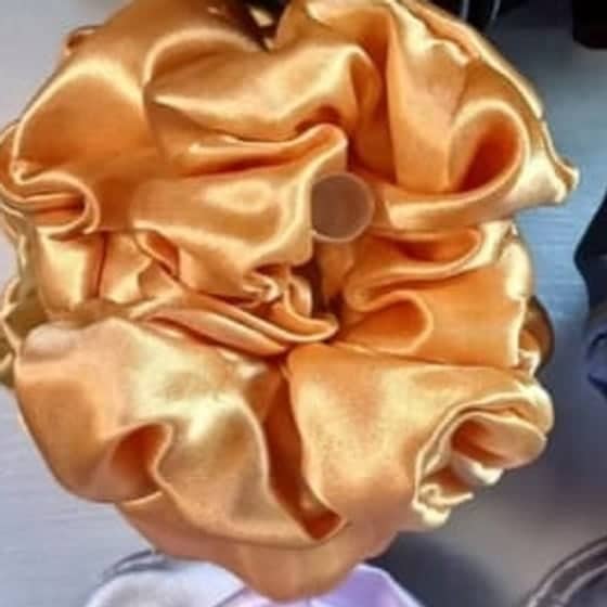 Scrunchie de satén color Dorado