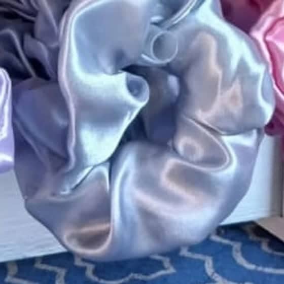 Scrunchie de satén color Gris perla