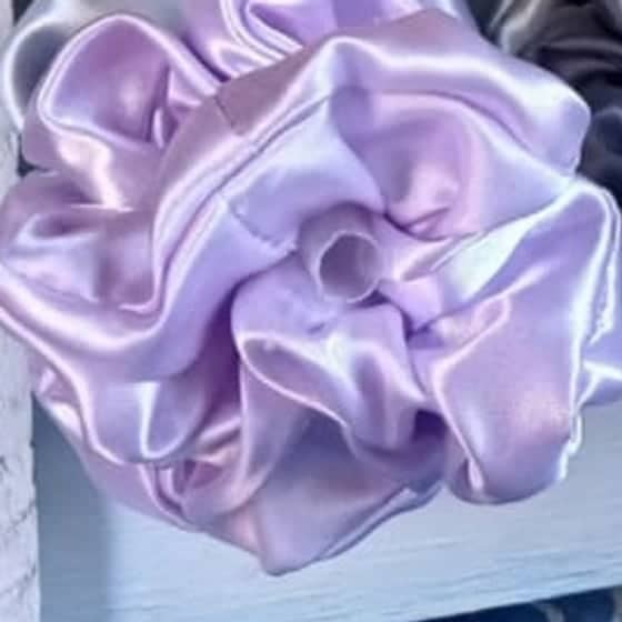 Scrunchie de satén color Lila