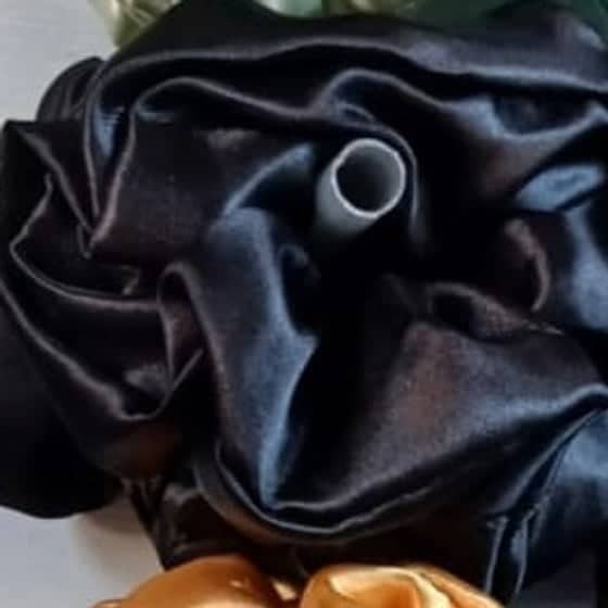 Scrunchie de satén color Negro