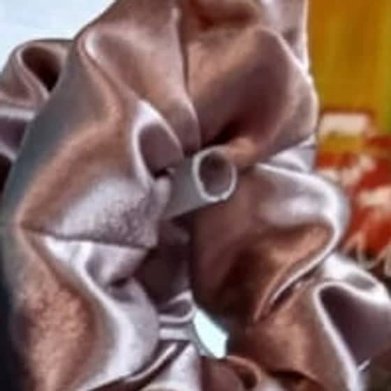 Scrunchie de satén color Taupe