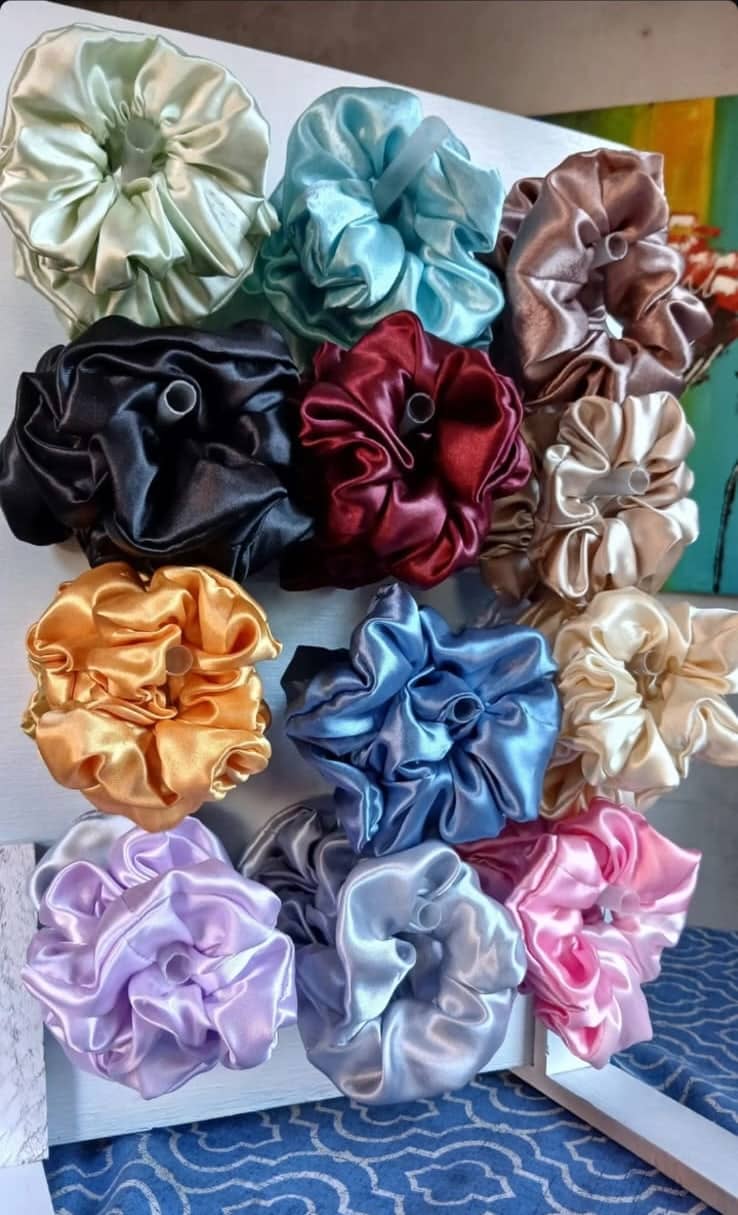 Tabla con scrunchies de satén de Ceferina en doce colores