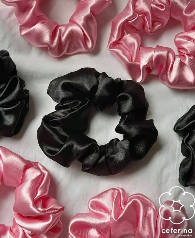 Combo Ceferina: scrunchies de satén negro y rosa
